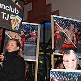 Viele Unterstützer mit Plakaten und Thomas-Jacob-Gesichtsmasken fordern Freispruch für ihr Idol.