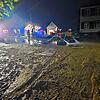 Die Einsatzkräfte der Feuerwehren aus Bohlingen und Singen arbeiten in der Nacht auf Sonntag auf Montag auf Hochdruck gegen Wasser- und ...