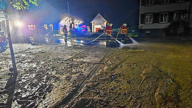 Die Einsatzkräfte der Feuerwehren aus Bohlingen und Singen arbeiten in der Nacht auf Sonntag auf Montag auf Hochdruck gegen Wasser- und ...