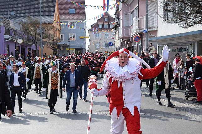 Bild 27: Bilder von AKK bei der Brauchtumsvorführung und gemeinsam mit Bürgern, die Geschenke hatten