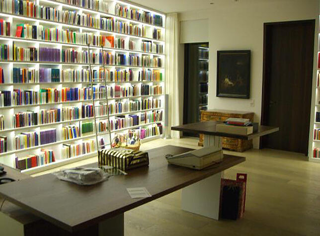 Innenansicht der geplanten Bischofsresidenz mit beleuchtetem Bücherregal.