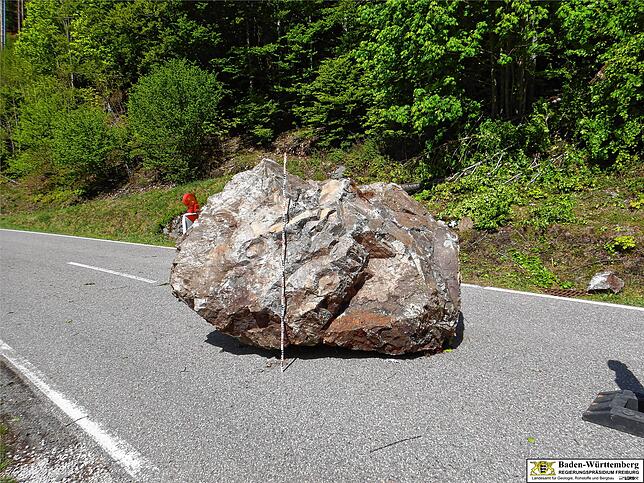 Der Felsen auf der L 149 zwischen Präg und Bernau: Volumen etwa zehn Kubik, Gewicht etwa 28 Tonnen. Er liegt noch dort. Die Straße ist zu.