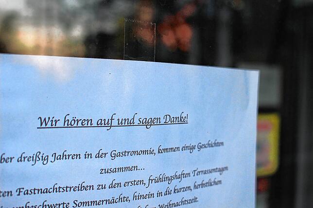 Aushang an der Pizzeria-Tür: „Wir hören auf und sagen Danke“, schreibt das Restaurant-Team.