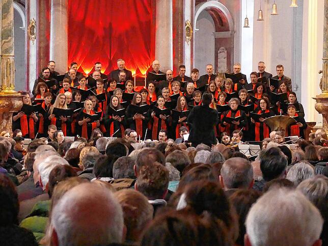 Das Publikum genoss in der vollbesetzten Kirche St. Martin ein prachtvolles Konzert, hier mit Blick auf den Chor.
