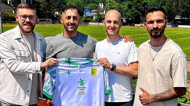 Neuer Trainer: Die sportliche Leitung des SV Herten mit Michael Quaß (links), Remo Laisa (Zweiter von rechts) und Justin Petretta ...