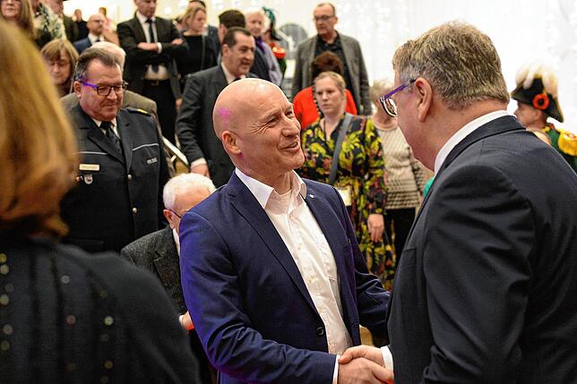 Oberbürgermeister Andreas Brand begrüßte erneut viele Gäste persönlich an der Treppe im Foyer, hier den Geschäftsführer des Kulturhauses ...