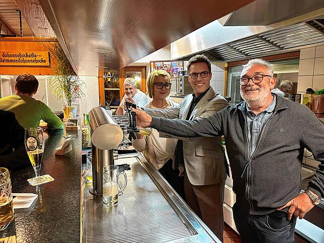 Jetzt ein Bier zapfen: Nach der Diskussionsrunde zapfen Manuel Hagel (Mitte) und Ludwig Egenhofer (rechts) in der Kneipe Scharfes Eck ...