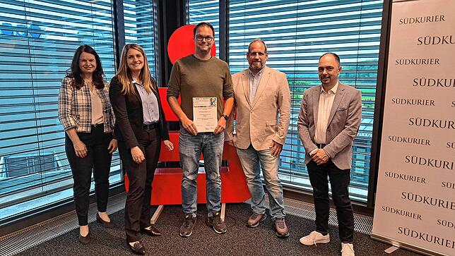 SV Rickenbach, 500 Euro für Vereinsbekleidung. Von links: Silvia Knöpfle Direktorin Privatkunden der Sparkasse Hochrhein, Sabrina Huber, ...