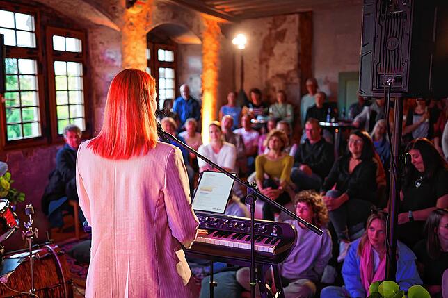 Bild 10: Wenn Soul auf Schlossmauern trifft – Soë Blue eröffnet den Konzertsommer in Tengen