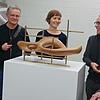 Um den schwebenden Körper im Raum im Laufenburger Rehmann-Museum gruppieren sich (von links) Fotograf Hanspeter Schiess, Gestalterin ...