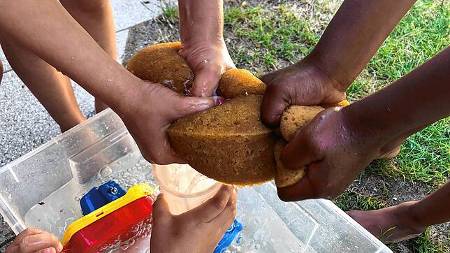Für Kinder sind auch hohe Temperaturen während des Sommers erträglich &ndash; jedenfalls im Schatten und bei Wasserspielen, wie hier im ...
