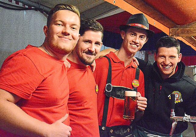 Nach drei anstrengenden Volksfesttagen ist die Stimmung hinter der Theke beim Festfinale immer noch hervorragend (von links): Alessandro ...