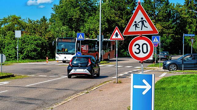 An den beiden Zebrastreifen in der Vöhrenbacher Straße gilt seit Kurzem Tempo 30. Viele Schu