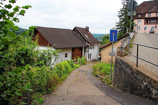 Heute sind die verfallenen Gebäude der Zinngasse abgerissen. Das Kopfsteinpflaster, das nach dem geteerten Straßenstück hinunter ins ...