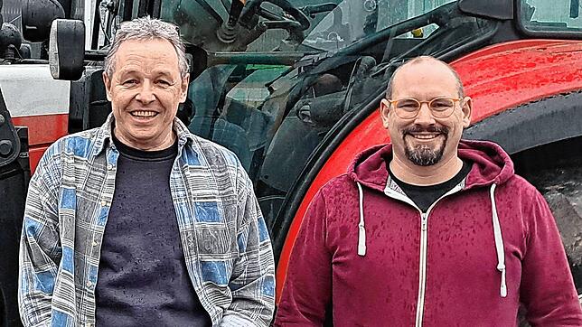 Miteinander statt übereinander reden: Das praktizieren Christof Beck (links) und Philipp Hofacker auf dessen Hof in Bräunlingen.