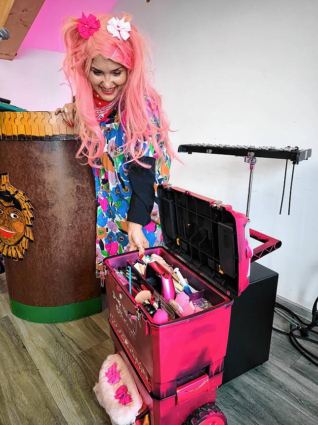 Corinna Bayer präsentierte mit pinker Perücke und Beauty-Koffer ihren ganz besonderen „Beauty-Salon“.