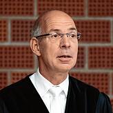 Der Vorsitzende Richter Joachim Dospil: Auch am dritten Verhandlungstag wirkte von den Aussagen der Angeklagten oft nicht überzeugt.