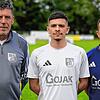 Offensivkraft: Beim SV Blau-Weiß Murg freuen sich Trainer Bekim Krueziu (links) und Sportchef Mehmet Yilmaz auf Mittelfeldspieler Angelo ...