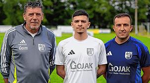 Offensivkraft: Beim SV Blau-Weiß Murg freuen sich Trainer Bekim Krueziu (links) und Sportchef Mehmet Yilmaz auf Mittelfeldspieler Angelo ...