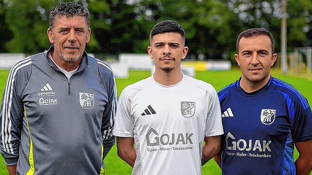 Offensivkraft: Beim SV Blau-Weiß Murg freuen sich Trainer Bekim Krueziu (links) und Sportchef Mehmet Yilmaz auf Mittelfeldspieler Angelo ...