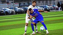 Starker Auftritt: Beim 3:0-Derbysieg des FC Erzingen gegen die neugegründete SG Geißlingen/Grießen erzielte Luka Bartolovic (vorn, gegen ...