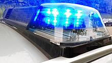 Ein Polizeiauto mit Blaulicht (Symbolbild). In Görwihl kursieren Gerüchte über eine vermeintliche Messerstecherei. Was sagt die Polizei ...