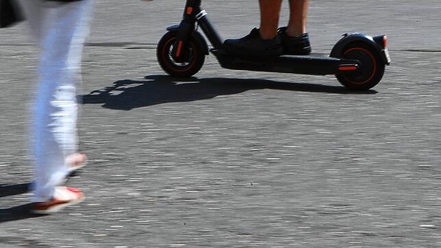 Beim E-Scooter-Fahren gelten diesselben Promillegrenzen wie beim Autofahren. Wer mit 1,8 Promille mit so einem Teil unterwegs ist, ...
