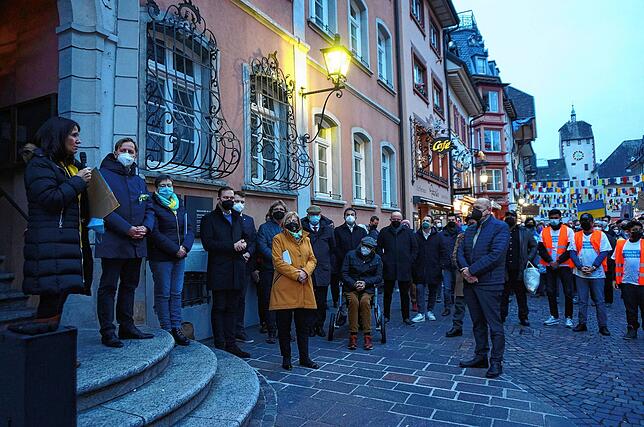 Starke Worte: Bei der Ukraine-Kundgebung vor dem Waldshuter Rathaus sprechen zu den Menschen, von links: Rita Schwarzelühr-Sutter ...