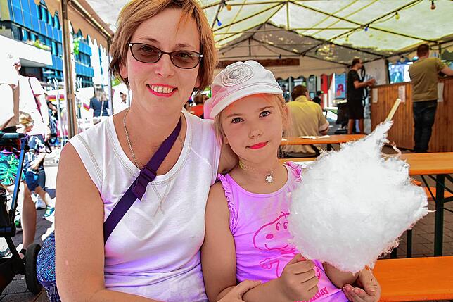 In dem ganzen Trubel genießt Stefanie, hier zusammen mit Mama Jelena Siemann, erst mal eine Zuckerwatte.