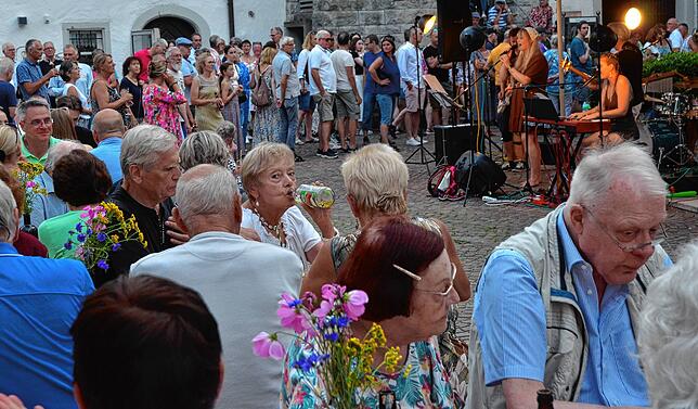 Bild 37: Five Senses rocken den Schlosshof in Markdorf – hier gibt es die schönsten Bilder