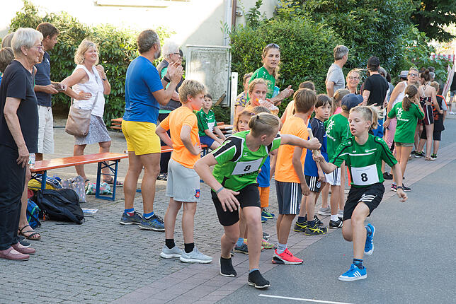 Volle Konzentration bei der Übergabe des Staffelholzes.