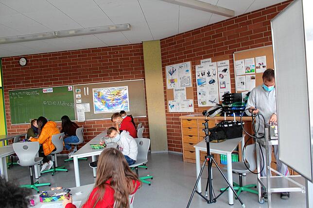 Ein Mitarbeiter von Schilling Engineering richtet in einem Klassenzimmer der Alemannenschule Wutöschingen den Luftfilter ...