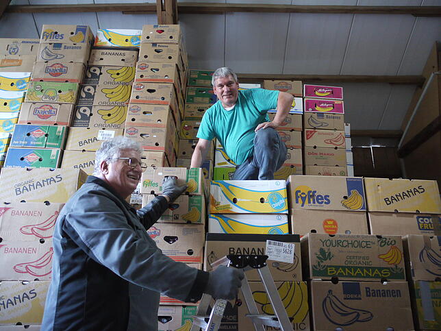 Dietmar Künzig koordiniert das Packen und Beladen der Lastwagen, hier mit Karlheinz Binder.