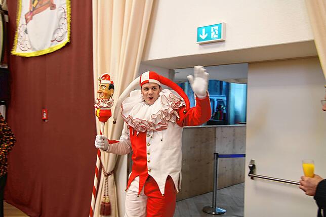 Bild 2: Der Beklagte ist da: Feierlicher Empfang für Wolfgang Kubicki im Bürgerhaus