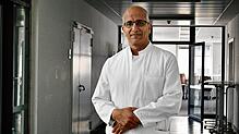 Abdulwahab Hassan ist Chefarzt am Helios-Spital in Überlingen. Gegenüber dem SÜDKURIER erklärt er, wie gefährlich Alkohol für den Körper ...