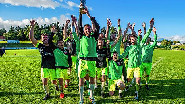 Großer Jubel: Der SV Unteralpfen ist der Sieger des Turniers um den Waldhaus-Cup. Im Finale siegte die Mannschaft von Spielertrainer ...