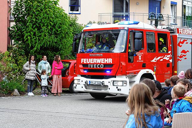 Bild 1: Auch der Bürgermeister wird gerettet: Feuerwehr probt für den Ernstfall am Seeheim