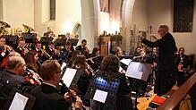 Im festlichen Rahmen der Peter-und-Paul-Kirche stimmt der Musikverein Mühlhausen unter der Leitung von Jochen Schroff die Besucher auf ...