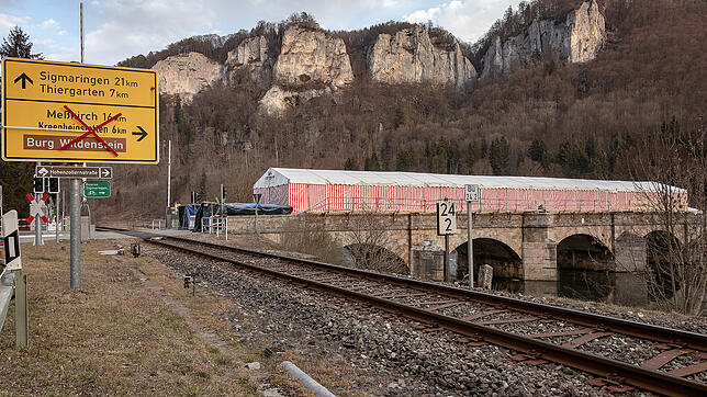 Am 29. März soll die derzeit wegen Sanierungsarbeiten gesperrte Donaubrücke in Hausen im Tal wieder für den Verkehr freigegeben werden.