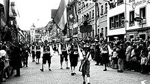 Der Umzug 1968: Die Junggesellen 1468 Waldshut waren einige von Tausenden von Teilnehmern, die den Jubiläumsumzug zu einem großen ...