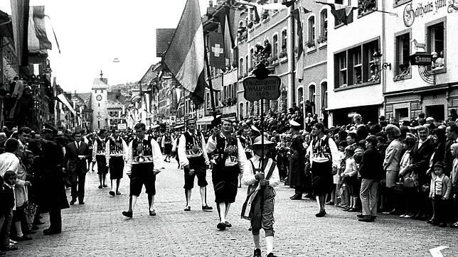 Der Umzug 1968: Die Junggesellen 1468 Waldshut waren einige von Tausenden von Teilnehmern, die den Jubiläumsumzug zu einem großen ...
