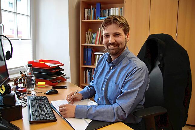 Julian Windmöller an seinem Schreibtisch im alten Forstamt. Seit Anfang April ist er der neue Leiter des Stockacher Stadtmuseums und des ...
