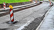 Die Bauarbeiten an der Ortsdurchfahrt haben begonnen. Unter anderem werden Leitungen verlegt und die Straßendecke erneuert. Bilder: ...