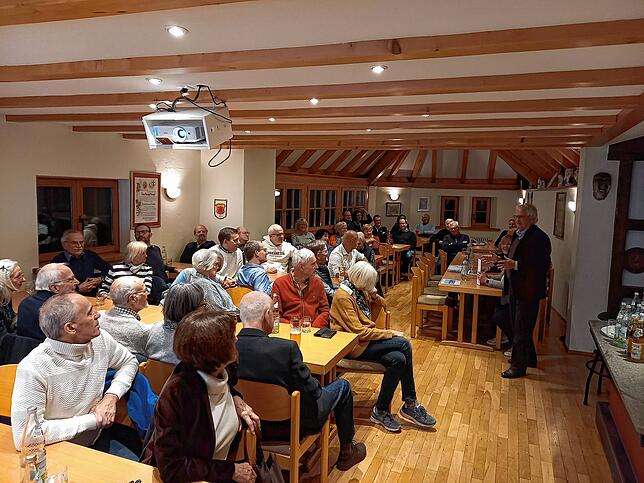 Rund 60 Bürger sind zur Diskussionsrunde ins Zunfthaus Obertor gekommen. Ernst Arnegger hat zum zweiten Mal innerhalb weniger Wochen den ...