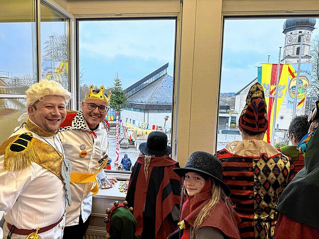 Bild 1: Fasnacht 2025 in Friedrichshafen: Rathaussturm & Schulbefreiung in eindrucksvollen Bildern!