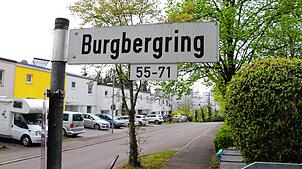 Im Frühjahr 2025 zerkratzte eine 79-Jährige mehrere Autos.