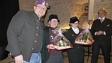 Zunftmeister Holger Schank (von links) überreichte den beiden Munderkinger Närinnen Birgit Schumann und Marianne Neher ein Präsent für ...