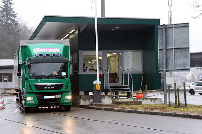 Ein Lastwagen der Firma Straub Verpackungen passiert den Grenzübergang Bargen: Die Zollabfertigung auf Schweizer Seite wird doch nicht ...