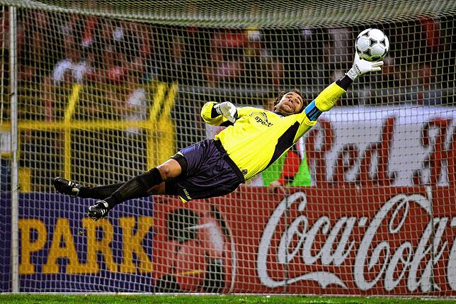 Da flog er noch selbst als Torhüter durch die Lüfte: Marco Langner am Ende seiner Zeit beim SSV Reutlingen im August 2006. EIn Jahr ...