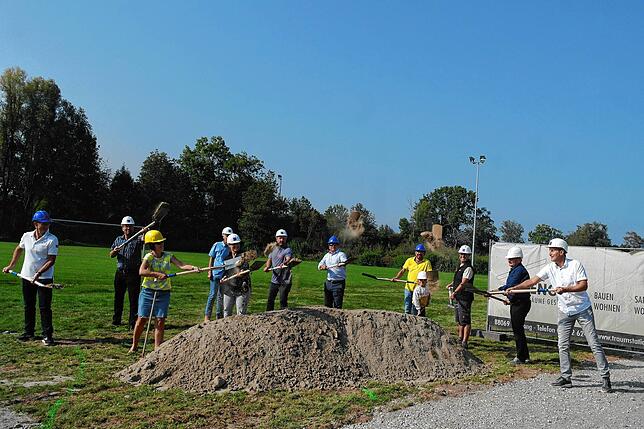 Spatenstich für die neue Tennisanlage in Oberteuringen (von links): Rudi Amann, Bürgermeister Ralf Meßmer, Annette Axmann, Hubert ...
